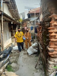 Pemyemprota cairan disinfektan kembali di lakukan di link kantin kel Cimuncang kecamatan serang.