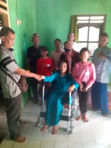 Alumni SMP-N Cikeusal 1 Angkatan 1985, Berikan Kursi Roda dan Biaya Perobatan di Desa Sukamaju