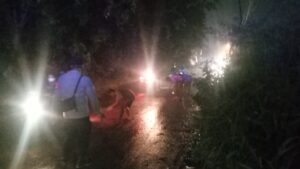 Loyalitas tanpa batas polsek rajeg melalui bhabinkamtibmas melakukan pembersian tanah di jalanan