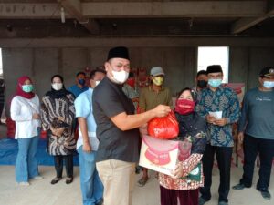 Dua Pemdes Peduli Janda Tua Berikan Paket Sembako