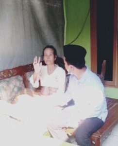 Kades Rawa Rengas , Jenguk Warganya Yang Sedang  Sakit