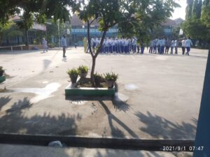 Jelang KBM Tatap Muka,Pelajar SMPN 1 kosambi Giat Bersih-bersih