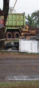 Di duga Galian Tanah Liar Kresek, Cabut Plang  penutupan galian Tanah dari Dinas Perhubungan dan di buang,