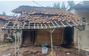 Tinggal di Gubuk Reyot Warga di Pakuhaji Butuh Uluran Tangan