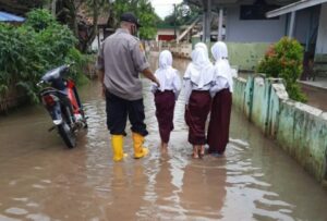 Diguyur hujan Semalam, Ratusan Rumah Warga di Bantaran Aliran Sungai Cikalumpang Terendam Banjir
