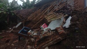 Musholah Kampung Pasirtundun Ambruk Akibat Hujan Deras, Butuh Uluran Tangan.