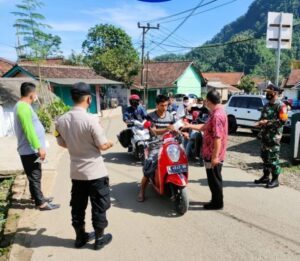Cegah Penyebaran Covid-19, Polsek Lebakgedong Polres Lebak Bagikan Masker Gratis