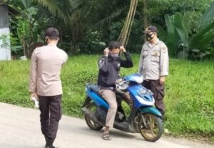 Cegah Virus Covid-19, Polsek Curugbitung Bagikan Masker Pada Pengguna Jalan