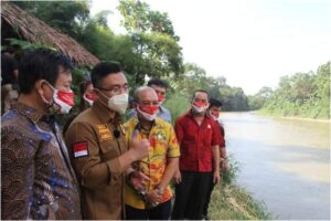 Hari Sungai Sedunia, Wagub Banten Lepas-liarkan Kura-kura ke Cisadane