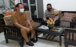 Kapolsek dan Personil Polsek Mandalawangi Tinjau Penyaluran BLT-DD