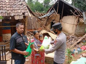 Kapolsek Bojongmanik Polres Lebak Berikan Bantuan Sembako Kepada saroh