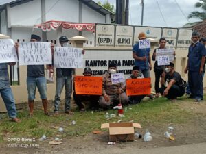 warga Gerudug kantor Desa Pabuaran memprotes pelayanan buruk