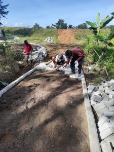 Akses Jalan Pertanian dan TPU, Desa Panyabrangan Bangun Jalan Paving Block