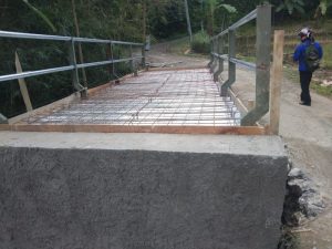 Proyek Pembangunan Jembatan Baru diDesa Intenjaya diduga Pengelasan Besi Jembatan Menggunakan Listrik dari Kabel Induk