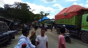 Akibat Tanah Berceceran Dijalan Puluhan Masyarakat Datangi Galian Tanah Dikawasan Pt Saijin