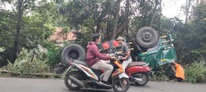 Mobil Kontainer Terperosok Disamping Kantor Desa Tobat Menghambat Pengguna Jalan yang Lain