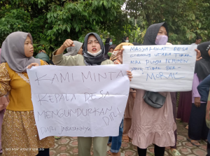kecewa Terhadap Perilaku Kades, Warga Desa Cigoong Utara, Ontrog Kantor Desa.