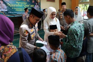 Kapolres Lebak berikan Santunan Anak Yatim pada Peringatan Nuzulul Qur’an di Masjid Al Fitrah