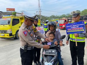 Operasi Patuh Maung 2023 Polres Lebak Pasang Stiker Dan Bagikan Pamflet  Kepengendara.