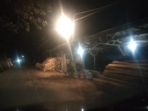 Pengusaha Somel Kayu Hasil Olahan Di Desa Cikadu Menumpuk Di Jalan Raya Lintas Sukabumi.