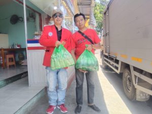 Jum’at Berkah Aktivis LSM KPKB Bagikan Makanan Dan Air Mineral Pada Para  Tukang Becak.
