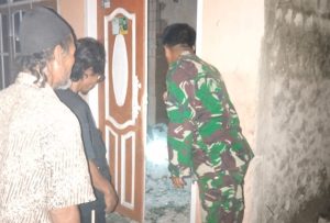 Babinsa Koramil 0602-21/Kopo Sambangi Rumah Rusak Akibat Pergerakan Tanah