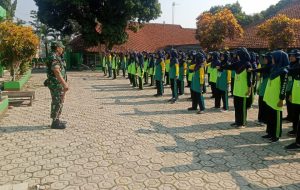 Melalui Latihan PBB, Babinsa Koramil 0602-13/Padarincang Tingkatkan Disiplin Siswa
