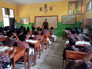 Tingkatkan Patriotisme, Babinsa Koramil 0602-17/Carenang Berikan Wasbang Bqgi Siswa