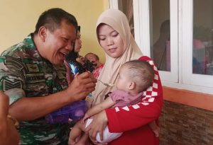 Atasi Stunting, Babinsa Koramil 0602-13/Padarincang Berikan Makanan Tambahan