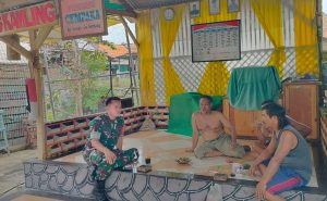 Babinsa Koramil 0602-06/Kramatwatu Jalin Kedekatan Bersama Warga