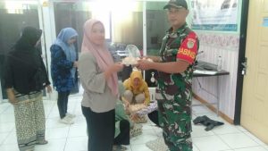 Percepat Penurunan Stunting, Babinsa Kodim 0602/Serang Bantu Salurkan Makanan Tambahan