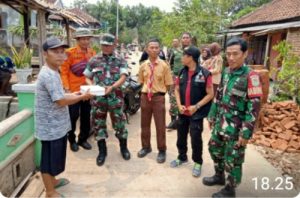 Jum’at Berkah, Koramil 2305 Cinangka Bagikan Nasi Bungkus