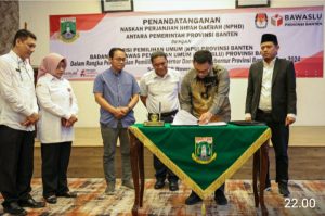 Al Muktabar Serahkan Hibah Penyelenggaraan Pemilu Sebesar Rp.257,5 M