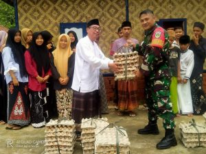 Bakti TNI, Koramil 0602-21/Kopo Berikan Bantuan Telur Ke Ponpes Untuk Tambah Gizi