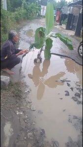 Warga Desa Cilangkap kecamatan Kalang Anyar Memancing Dan Menanam Pohon Pisang Di Jalan Poros Desa..