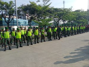 Personel Kodim 0602/Serang Bantu Aparat Kepolisian Amankan Aksi Unras Buruh