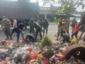 Koramil 0602-19/Cikande Karya Bakti Bersihkan Sampah