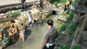Cegah Banjir, Koramil 0602-17/Carenang Bersihkan Saluran Irigasi