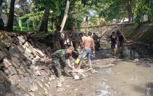 Ciptakan Lingkungan Sehat, Koramil 0602-03/Walantaka Bersihkan Sampah di Sungai