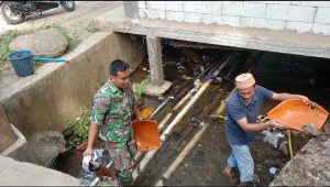 Koramil 0602-12/Ciomas Bersihkan Sampah di Saluran Irigasi Cibanten