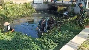 Koramil 0602-11/Tirtayasa dan Warga Bersihkan Aliran Sungai