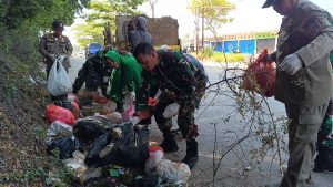 Koramil 0602-06/Kramatwatu Bersihkan Tumpukan Sampah di Jalan Menuju Destinasi Wisata
