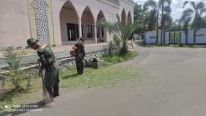 Koramil 0602-11/Tirtayasa Bersihkan Lingkungan Ponpes Anawawi