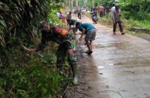 Babinsa Koramil 0602-12/Ciomas Karbak Pembersihan Jalan Bersama Warga