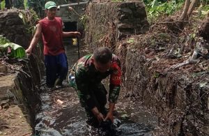 Cegah Banjir, Babinsa Koramil 0602-18/Kragilan Bersihkan Parit