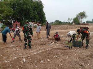 Antisipasi Bencana, Koramil 0602-02/Kasemen Karbak Penghijauan di Bantaran Sungai