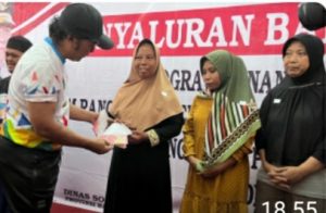 Pj. Gubernur Banten Al Muktabar Salurkan Bansos Penanganan Kemiskinan Ekstrem di Lebak