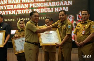 Pj. Gubernur Banten Al Muktabar Serahkan Penghargaan Pemerintah Kabupaten/Kota Peduli HAM