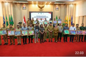 Pj Gubernur Banten Al Muktabar Serahkan DIPA dan TKD Tahun Anggaran 2024