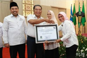 Pj Gubernur Banten Serahkan Predikat Penilaian Kepatuhan Penyelenggaraan Pelayanan Publik